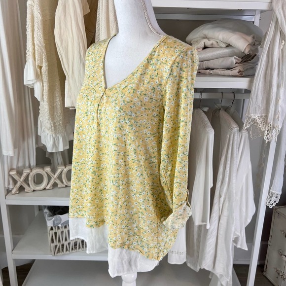 Bobeau size medium yellow ditsy print floral top, faux layers. Lightweight #1397 - Picture 2 of 9